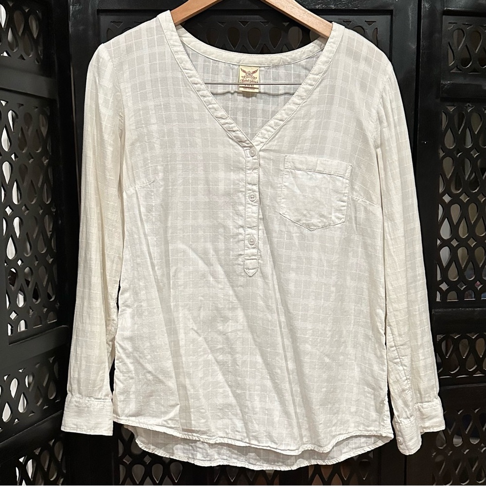 White blouse in woman’s small by Faded Glory